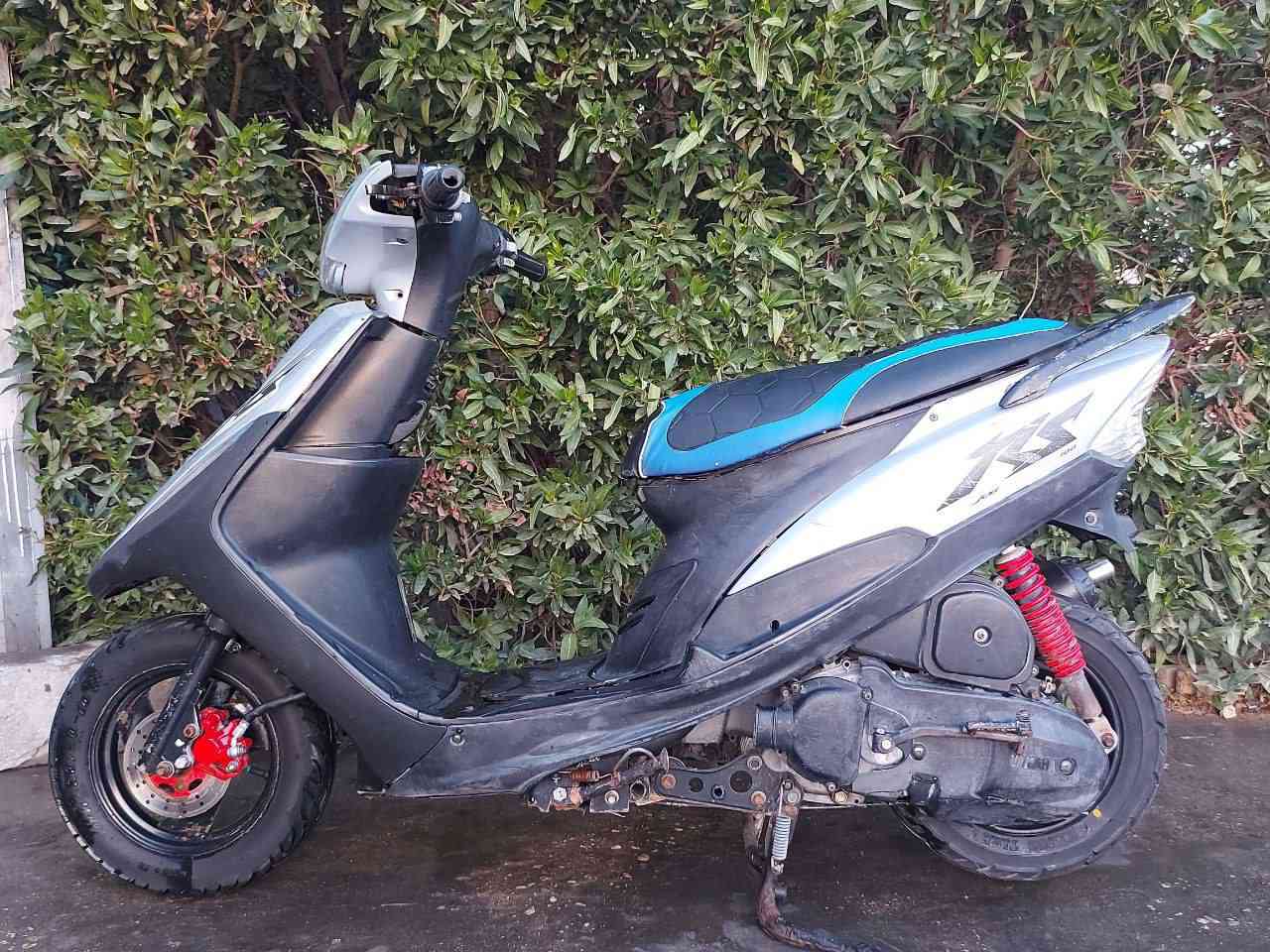 سلام عليكم 
للبيع ماكس عدلة بوشة 49 مفتوحه، دراجة كل نقص مابيه سلف هندر كهربائيات كله شغاله اشاير لايت بك لايت شغال كفرات بلادية 
صالنصة FM محرك ناعم شلعه ومعدل تخبل اي نقص مابيه 
سعر 375 بيه مجال 
للاتصال ***********
مكاني كربلاء
