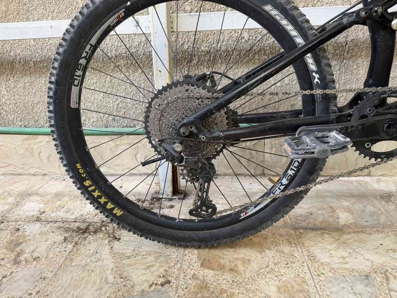 Specialzed
دبل امامي وخلفي هواي Fox 

قياس فريم XL 

 12 گير سيستم شيمانو deore 6100M

بريكات شيمانو MT200 

ذراع Sram

wheel size 26

سعر 600 قفل بدون عمولة

مكاني بغداد

رقمي ***********

