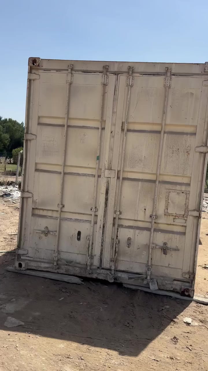 حاويه للبيع 12 متر المكان نجف السعر 2 مليونين قفل  *********** الاتصال على صاحب الحاويه
