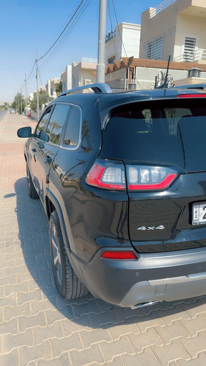 من رخصة الادمن
السلام عليكم————————————
نوع السياره : جيب شيروكي ( بزون ) لمتد
الموديل : 2021
عدد الاسطوانات : 6 سلندر 
الوارد : امريكي
ماشية : 93,000 كيلو ( قابل للزيادة )
رقم اللوحة : اربيل 
العنوان : اربيل
السعر : 17,500 $  (175 ورقة )
————————————————-
ضرر السياره : 3 قطع صبغ باب السائق والباب الي خلف السائق والجاملغ الخلفي من جهة السائق وحاليا بيهن طخات خفيفة طاك ايرباك البردة وبيها شخوط خفيفه
بالنسبة للبجم كبس على وضع الشركة مابي اي حادث و موجود رقم الشاصي لليحب يتأكد 
————————————————
فول مواصفات فئة لمتد 
شاشة كبيرة 
كامرة خلفية دوارة 
كشنات جلد  
بانوراما 
تبريد قطعتين امامي - خلفي
لايت زنون + كشاف
فور ويل 
اشاير بالمري + علامة نقطة عمياء 
رادار جانبي + رادار خروج مسار + توقف ذاتي امامي خلفي 
حساسات خلفية بلادية 
كشن تدفئة + ستيرن تدفئة 
صندوق كهربائي 
————————————————
العنوان :اربيل 
الرقم : ***********
