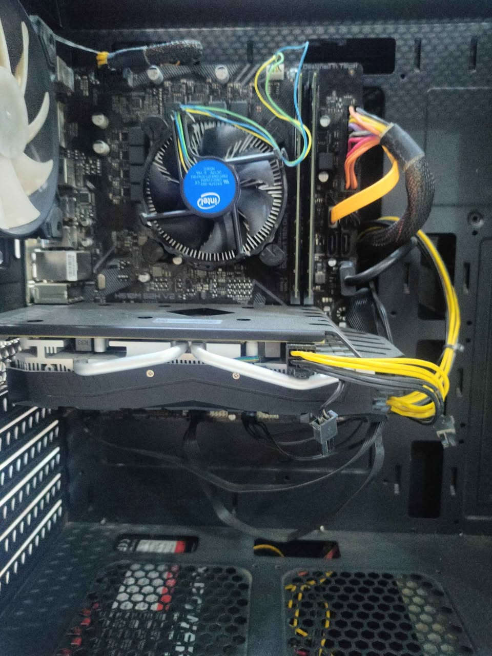 GIGABYTE H510M S2H V2 بورد
i5 10400f معالج
Rx580 او rx470 حسب اختيارك
8×2 رامات 2666 بدون كفر وعندي بكفر مرتب اسود 2400
هارد ssd ربع ترا
بور سبلاي 700 x power 
كيس sama tank 3 هو اسمه دبابه كيس عملاق ويخبل وحده سعره يتراوح من 60 الى 100 دولار 
ستوني مبدل معجون حراري للمعالج 
الكرت rx 580 اول ما يشتغل pcشوية يلمض وينطي لون بنفسجي صار هيج لا اشتغلت علية وما جنت منصب السوفت مالته تريده هو او تريد عندي rx470 msi armor 
سعر بي مجال للشراي النجف, العراق


**إذا كنت صاحب هذا الإعلان وتريد حذفه لأي سبب، رجاءا أرسل رسالة إلى الدعم الفني**