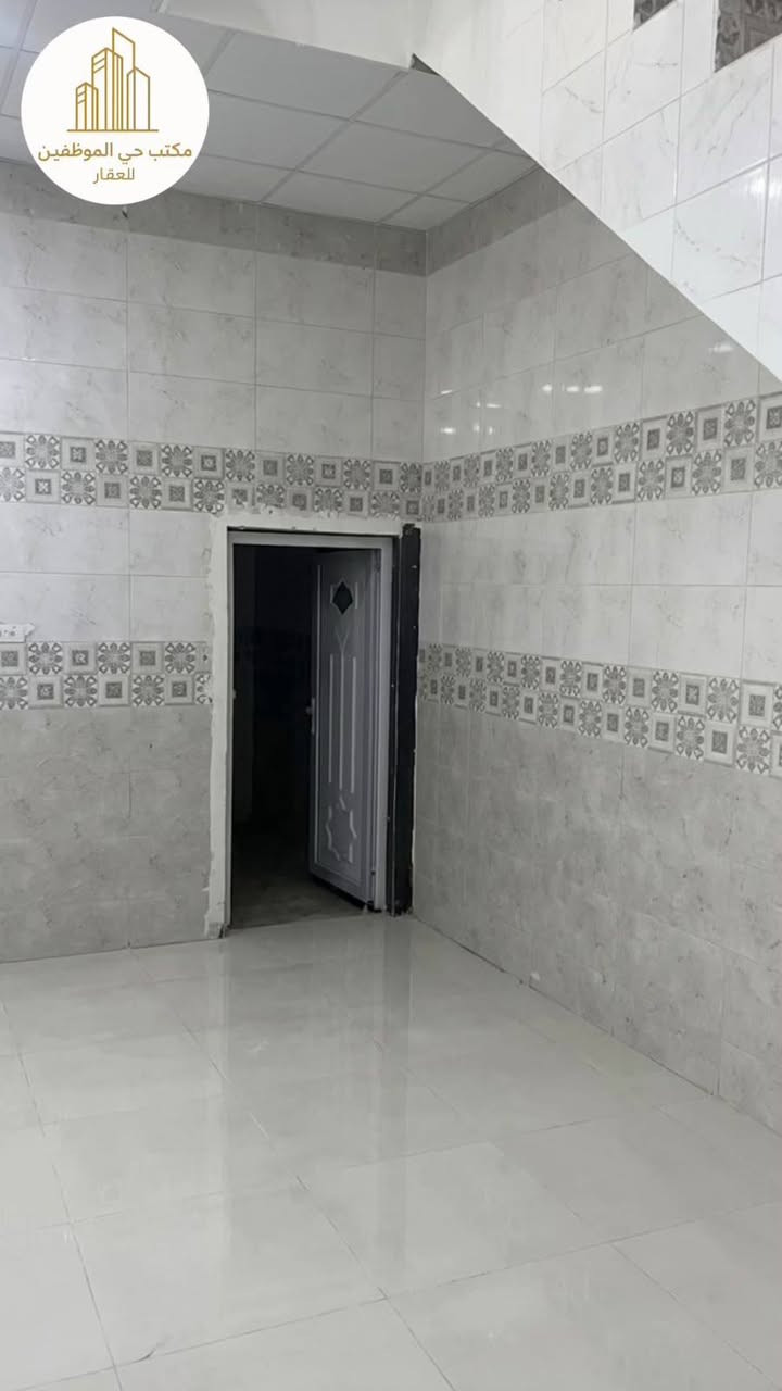 دار للايجار في الاسكان العسكري (جهة مجمع الدرة) ١٢٥ متر غرفتين نوم طابق واحد
الطابق الاول طارمة ، استقبال ، صالة ، مطبخ ، غرفتين نوم و صحيات

الطابق الثاني بيتونة كبيرة و سطح 

الايجار ٥٥٠ الف 

***********
***********
