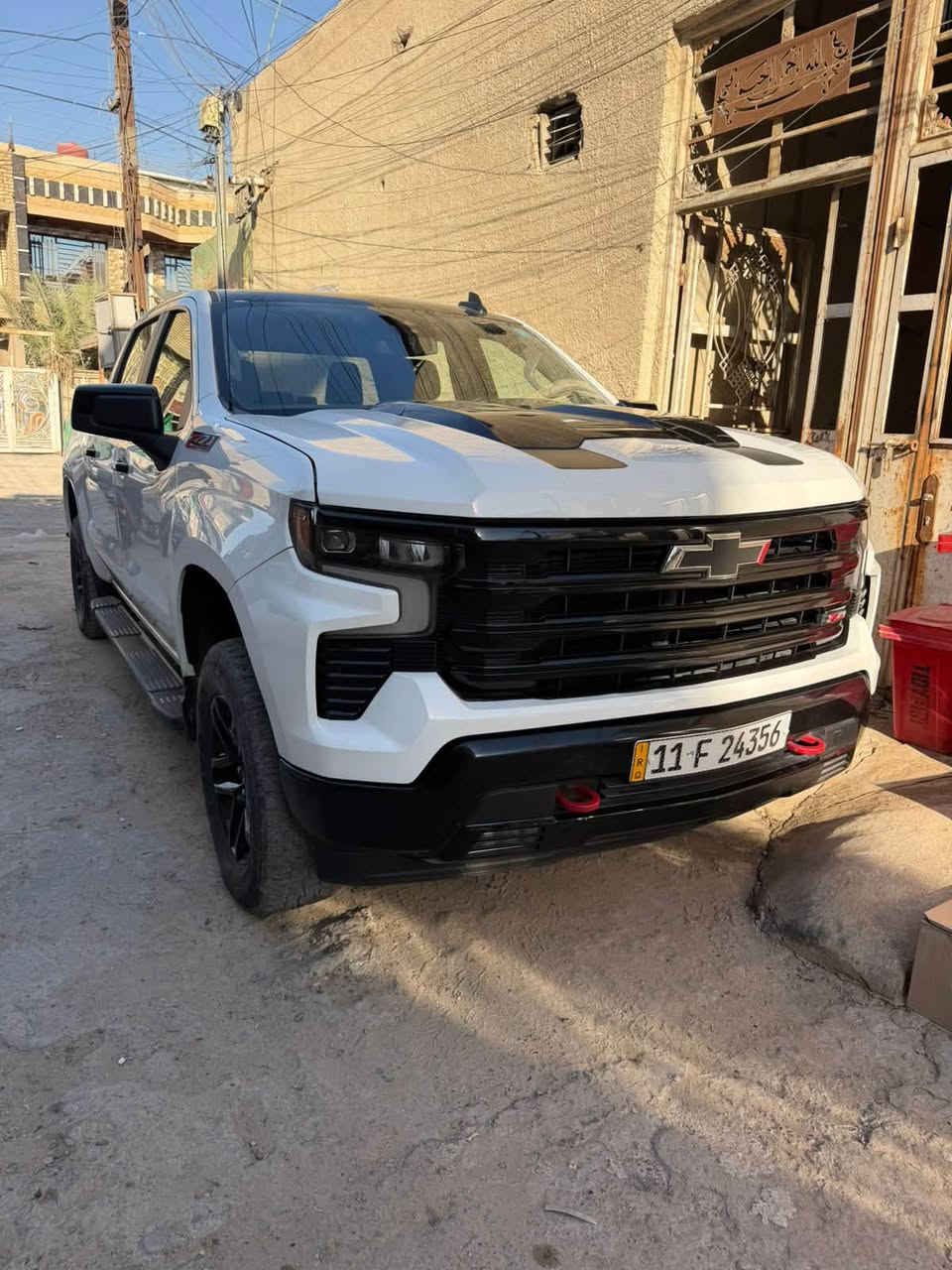 ⸻
السلام عليكم

🚘 شفروليت سلفرادو
Chevrolet Silverado

💰 السعر: 245$

⚪ اللون: أبيض

🚪 الهيكل: باب طويل، بدي قصير

📅 الموديل: 2024

⚙️ المحرك: 5300 V8 (المرغوب)

🔄 القير: 6 سرعات (المرغوب)

🛠 الضرر: قطعتين فقط، واضح بالصور.

📄 الرقم:بغداد. 

✅ المواصفات:

* فور ويل (4WD).
* تشغيل وإطفاء عن بُعد.
* فتح النوافذ عن بُعد.
* إنارة ترحيبية.
* صندوق خلفي كهربائي.
* كاميرا خلفية.
* مانع اصطدام مع فرامل.
* شاشة تدعم Apple CarPlay وAndroid Auto.
* مثبت سرعة.
* تبريد وتدفئة.
* تبريد قطعتين.
* مانع انزلاق.
* سايد بريك كهربائي.
* تنفيذ الأوامر الصوتية.
* تحكمات من المقود (ستيرن).

📌 ملاحظة:
كل شيء واضح بالصور والسنور، والسيارة مباشرة سيرفس، وحجر البيت بسبب البنزين العراق

📍 مكان السيارة: بغداد

📞 رقم الهاتف: ***********

تحياتي للجميع 🌹
