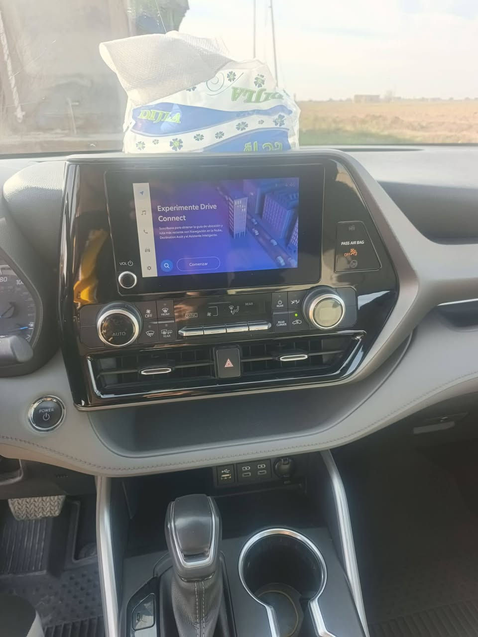 السلام عليكم سياره للبيع تويوتا هايلندر موديل 2023 هايبرد
ضرر قطعه واحده الجامرلق السكن من دون دواخل 
رقم اربيل بسمي شرط التحويل بطاقه بانزين بيه مكان السياره كركوك الحويجة السعر 340 وبيه مجال الشراي يتصل ويبشر ***********
