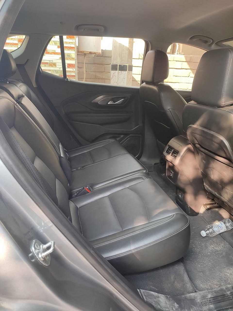 جمسي تيران ​الموديل: 2024 (أحدث جيل). تترقم جميع المحفظات معدا الاقليم 
​الفئة: SLT (كامل مواصفات ما عدا الفتحة).
​المحرك: 1.5L Turbo (قوي واقتصادي جداً بالوقود).
​ناقل الحركة: أوتوماتيك 9 سرعات.
​المواصفات الداخلية والترفيه:
​المقاعد: جلد فاخر (Perforated Leather) مع تطريز مميز.
​التحكم: كراسي كهرباء (8 اتجاهات) مع ذاكرة خزن لوضعيات القيادة.
​التدفئة: تدفئة للمقاعد الأمامية وللمقود (ستيرنج).
​الشاشة: شاشة كبيرة 8 إنش تدعم Apple CarPlay و Android Auto (لاسلكياً).
​النظام الصوتي: نظام Bose العالمي بـ 7 سماعات (صوت نقي جداً).
​التكييف: مناخ مزدوج (تحكم منفصل للسائق والراكب).
​الأنظمة التقنية والأمان:
​التشغيل: بصمة وتشغيل عن بُعد.
​الصندوق: باب خلفي كهربائي (يفتح بحركة القدم - Hands-free).
​الأمان: رادار تصادم، نظام الحفاظ على المسار، تنبيه النقاط العمياء، وكاميرا خلفية عالية الدقة.
​الإضاءة: LED بالكامل (تصميم GMC المميز).
​تحديد مسار 
سياقة ذاتيه 
وبعد بيها مواصفات ما ذاكرها 
الحادث خفيف بنيد فقط راجع عل بارد  صورة الحادث مرفقه مع الصور 
​للتواصل والاستفسار:
​السعر: [ 185 ورقه ]
​رقم الهاتف: [***********]
​الموقع: [البصرة قرنه ثغر ]
