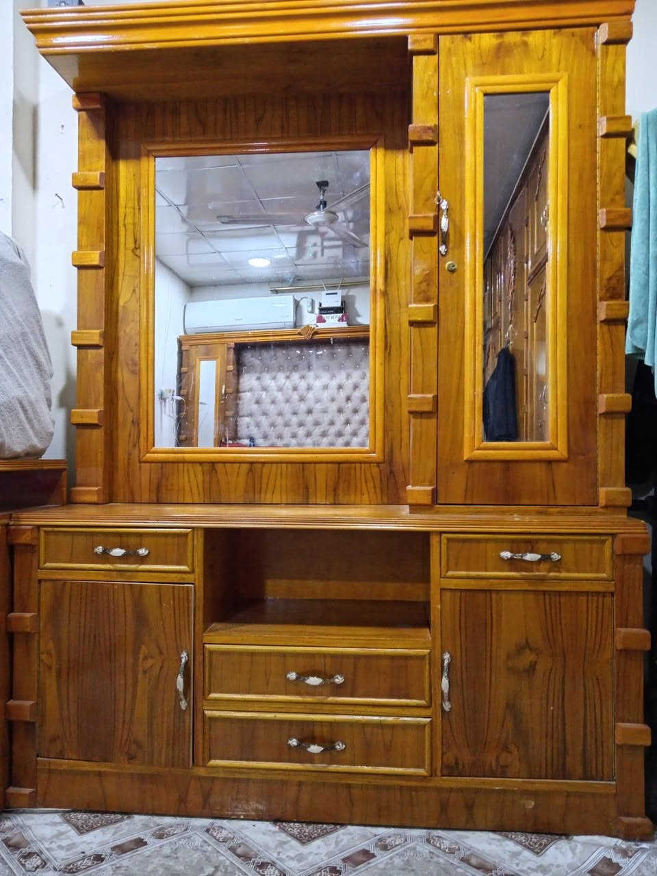 غرفة نوم نظيفة بمليون ونص صار سنتين ونص تقريبا من اخذتها 
وسقف الغرفة ناصي ما يكفي الها لذلك شلت التاج من الزاوية والكنتور تتكون من  وموجودات حاليا فقط  تثبيت
مسرح
سرير
ميز مراية 
شازلون
زاوية 
طابوريه
بغداد شارع فلسطين


**إذا كنت صاحب هذا الإعلان وتريد حذفه لأي سبب، رجاءا أرسل رسالة إلى الدعم الفني**