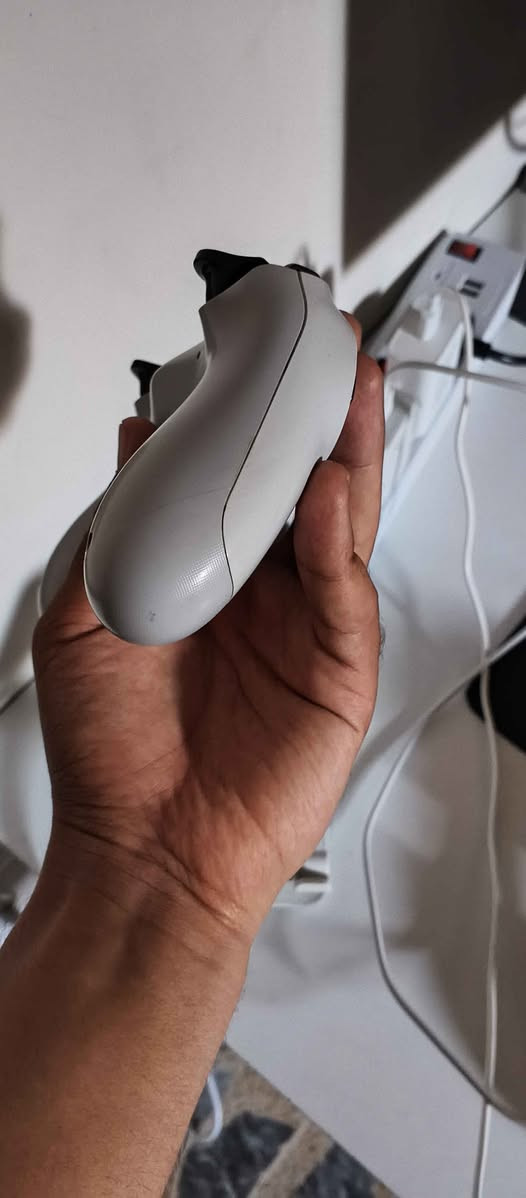 السلام عليكم للبيع يد بلايستيشن 4 أصلية (DualShock 4) باللون الأبيض المميز (Glacier White).
الحالة: مستعملة نظيفة جداً وبحالة ممتازة (نفس الصور تماماً).
الأداء: الأزرار والجيرات (Analog sticks) شغالين 100% بدون أي تعليق أو درفت (Drift).
النوع: أصلية بالكامل (شركة سوني)، بطاريتها ممتازة وتدوم طويلاً.
الموقع: أربيل.
السعر المطلوب: 35,000 دينار عراقي (قفل).
للتواصل والاستفسار يرجى مراسلتي على الخاص. أربيل, العراق


**إذا كنت صاحب هذا الإعلان وتريد حذفه لأي سبب، رجاءا أرسل رسالة إلى الدعم الفني**