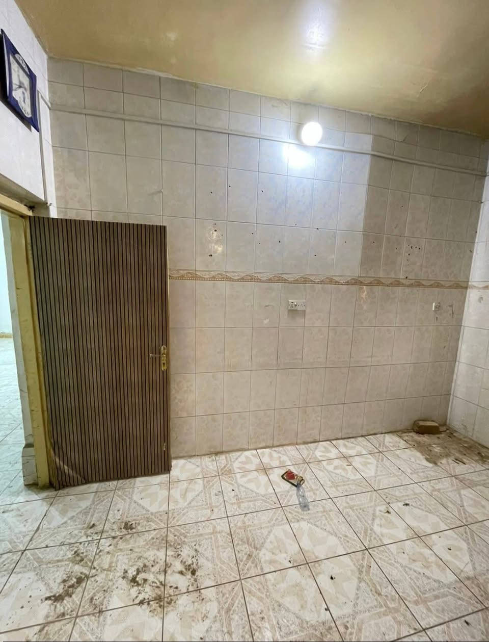 دار للايجار قريب من المستشفى التركي وشارع الطهمازيه مساحه ٢٠٠ يحتوي على غرفتين وهول واستقبال الضيوف ومطبخ وصحيات وحمام وطارمه السعر 350
***********
