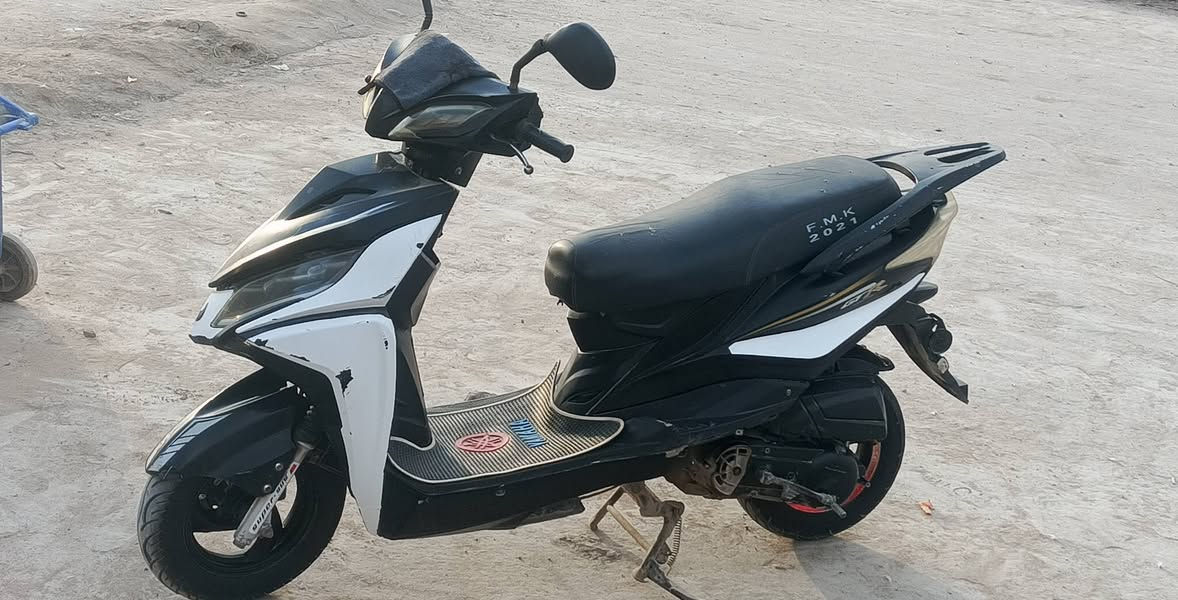 السلام عليكم درجة سكنس لبيع كهربائية شغاله  درجة نضيفه  سعر 300بيه، مجال  شراي يتصل عليه ***********
