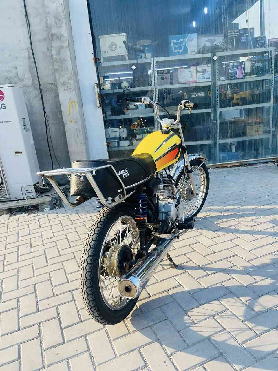 ام عليكم ايراني نامة مفتوحة مبدلة ولفات الله شاهد دراجة بيها شلعة ما شايفها بحياتي وعلي تجي وشوف بعينك 
 دراجة ادوات مكفولة من طول للطول رايده ب 450 وبيها حك جية مكاني البصرة المعقل شراي يتواصل وياي على هاذا رقم 
(***********)
