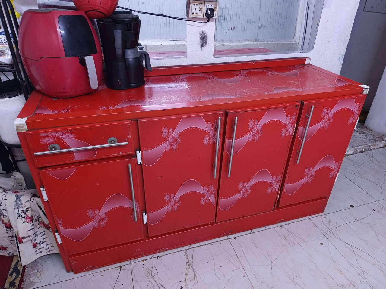 سلام عليكم
كاونتر ٤ بيبان 
ملحق + سنك + أرضي
بي ملاحضة صغيرة 
الباب مال كاونتر الارضي وحدة تعبانة وموضحها بل صورة 
سعر 150 وبي مجال قليل
بغداد جديدة
*********** أتصال
