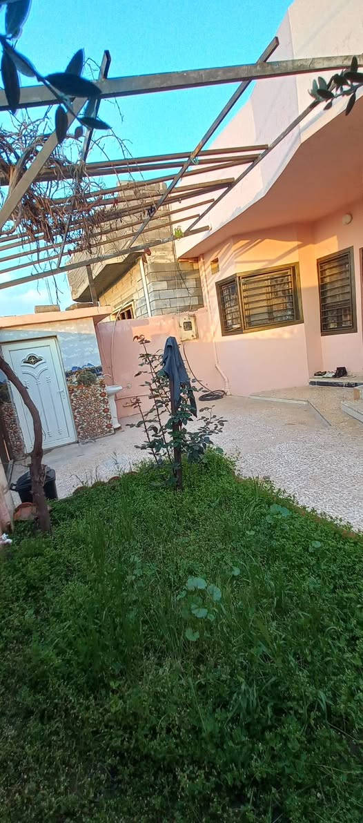 السلام عليكم ورحمة الله وبركاته 
دار للبيع / بيع مستعجل 
الموقع القوسيات قرب جامع المقتدر طريق الرجوع من شارع دهوك مقابل معمل غاز الغانم 
المساحة ٢١٥ متر 
ارض زراعية بيها وصل بلدية 
طابو الزهور /يشمل
غرفتين نوم هول واسع 
واستقبال 
ومطبخ حار وبارد 
صحيات داخلية وخارجية 
حديقة 
السعر ٨٥ مليون 
للإستفسار الاتصال على الرقم ***********
