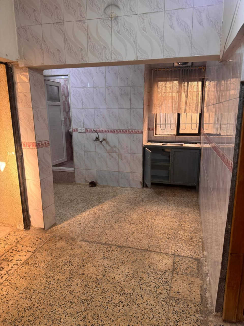 السلام عليكم
للإيجار عوائل صغيره فقط 
بيت طابق ثاني غرفة وصالة مساحة تقريبا 75 متر
مدخل خاص معزول 
مخزن صغير جوه الدرج مع سطح كبير على كبر حجم البيت 
الصور تقريبا موضحة كلشي 
العنوان الدورة شرطة ابو طيارة قرب ماركت الريان 
ايجار 450 الف + 200 الف تأمين تسترجع في حال عدم وجود ضرر بالبيت وفي حال الخروج من البيت يتم التبليغ قبل شهرين من الخروج 

ملاحظة :: البيت من صاحب العقار يعني مو مكتب بدون دلالية .. بس احتمال مبلغ كتابة عقد فقط 
للجادين فقط 
***********
متوفر وتساب على الرقم
