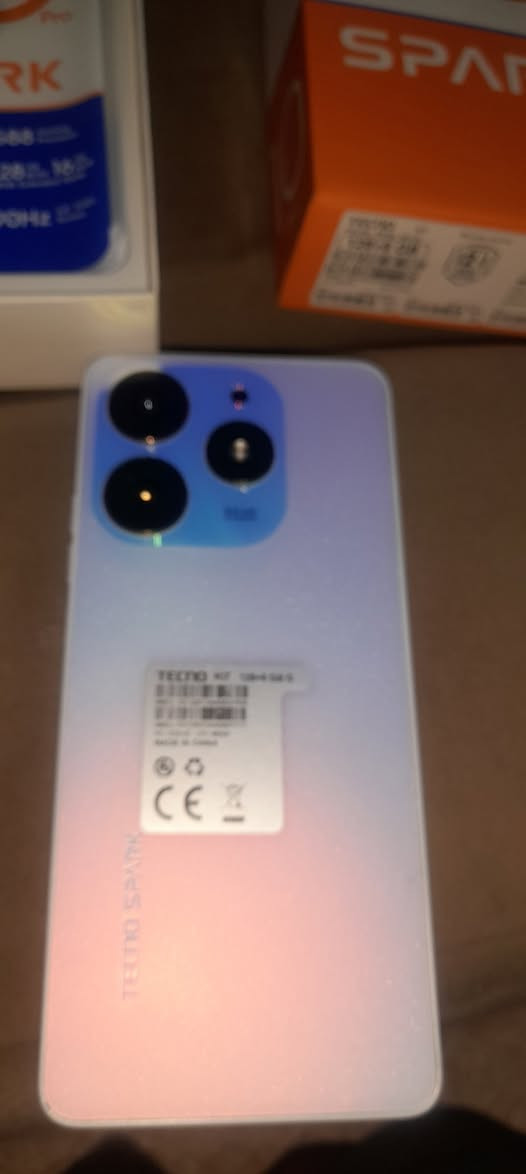 السلام عليكم جهاز موبايل للبيع  اخوالجديد تكنو k17 ذاكرة ١٢٨ كلش نظيف مثل مموضح بالصور السعر ١٠٠ *********** 
***********
المكان المعالف قرب مدرسة للفراهيدي
