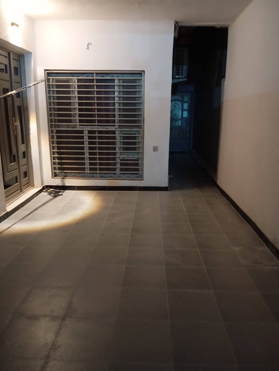 دار ملك صرف للبيع الدوره حي الوادي
موقع مميز مساحه 120 متر واجهة 6 متر. ....ثلاث غرف نوم مع ثلاث حمامات واستقبال ومطبخ مدخلين مع كراج سياره بمساحه 6 متر .للاتصال على 
***********
