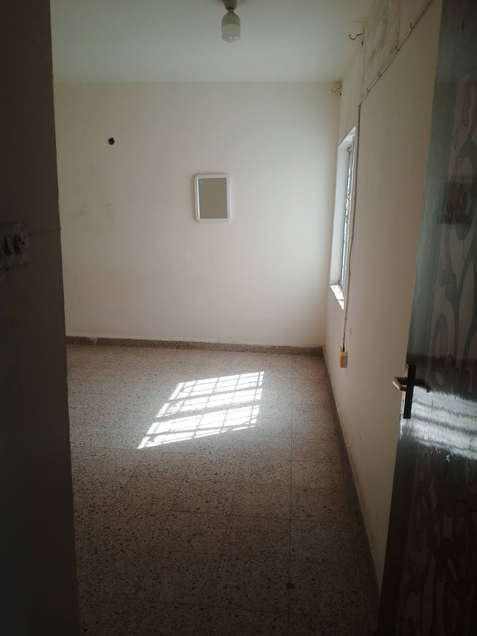 بسم الله الرحمن الرحيم
للإيجار 

شقه طابق ثاني غرفتين نوم وصاله ومطبخ وخدمات حديثه حي الشباب للاستفسار مكتب ابو كرار للعقار مجاور مصوره ايات أو الاتصال على الارقام التاليه 

***********

***********
