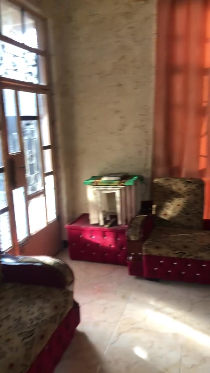 بيت البيع في حي النور قريب على ام لعضلم خلف صناعه ‏أولا 
بيت طابو زراعي سند 25 
بي غرفتين نوم وصاله وحمام و ستقبال 
معلومه غرفه فوك و غرفه جوه 
سعر البيت ٨٨وبي مجال قليل 
 بي واتساب***********
