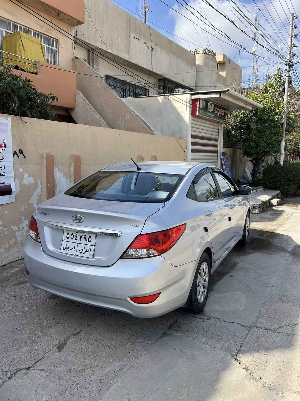 اكسنت خليجي
موديل 2017 
بدون صبغ ولا ضرر بيه فقط باب خلفي تبديل باصلي 
كير ومحرك بشرط ما مفتوح لا صرف ولا نفخ 
رقم اربيل شرط تحويل 
كابون بانزين بيه 
شرط التحويل 
مواصفات سيارة 
محرك 16 دوش 
كير توماتيك 
جامات كهرب 
تحكمات ستيرن 
اشاير بل مري 
نضام ايكو
السيارة جديده وجاهزة من كل النواحي 
مكان السيارة موصل حي العربي 
للاستفسار اتصل على الرقم ***********
