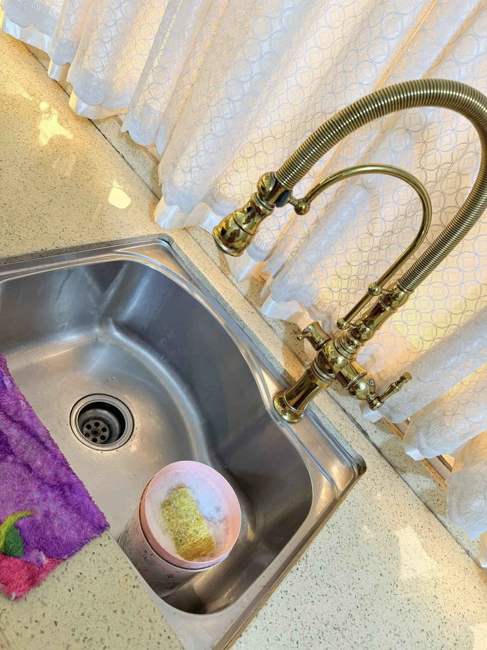 السلام عليكم كاونتر الداخل المنيوم الخارج اج دي اف تركي. حوض ستيل  الملحق مع الارضي ٣ متر والجهه الثانيه مترين ونص  للبيع. مستعجلين. نضافته ٩٠ بالميه  المكان بغداد جميله. للتواصل ***********
