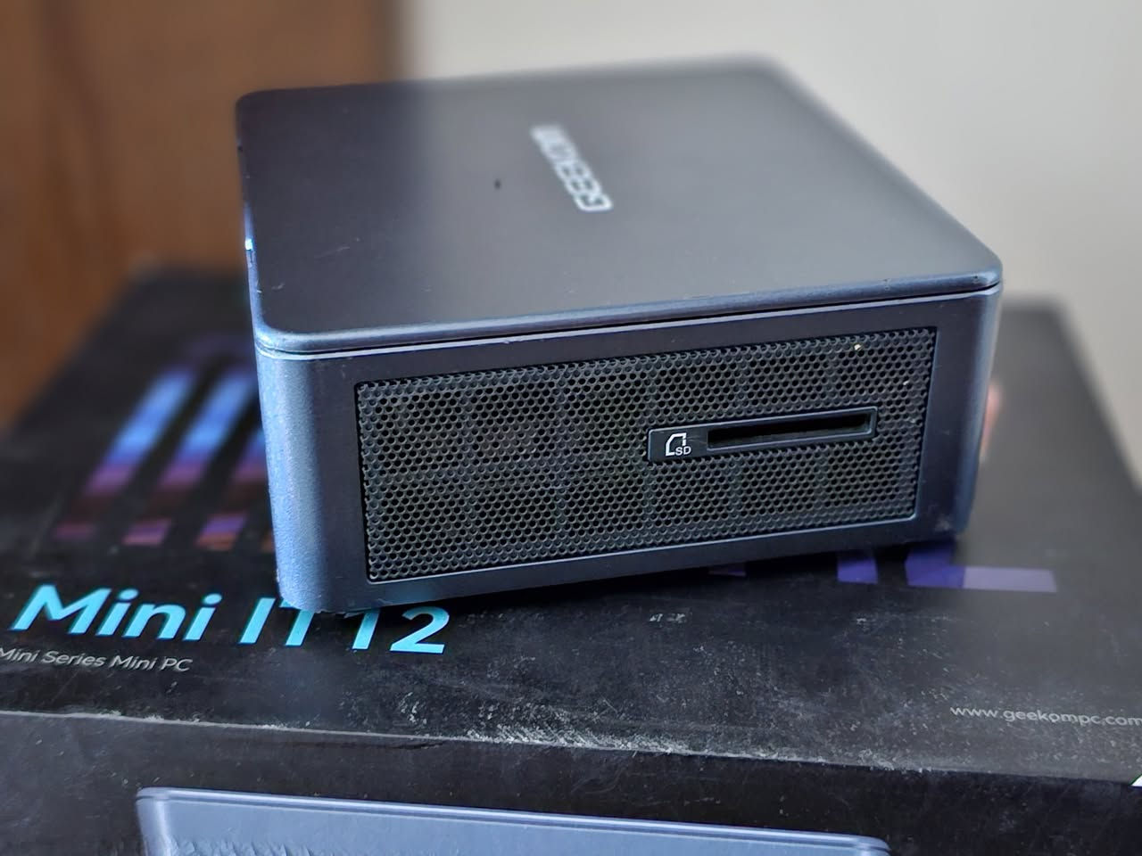 Mini PC IT12 ميني بي سي مكتبية (i5gen12)

ميني بي سي 
مستعمل مستعمل

Mini PC IT12

السعر 385 الف

مواصفات
رام ١٦ كيكا 
هارد ١ تيرا 

حاسبة مكتبية 

باقي المواصفات :
---------
Intel Core i5-12450H (12th Gen), 8 cores / 12 / threads, up to 4.4 GHz
-----------
- Graphics Intel UHD Graphics up to 1.2 GHz, 8K/60Hz support
----------
- RAM 16 GB DDR4
----------
- Storage: 1000GB M.2 SSD 
--------
Windows 11 pro 
---------
يرهم عليها ميموري كارد 
يرهم عليها هارد ساتا
يرهم عليها هارد امفي
يعني تكبر المساحه بعده منافذ
----------
مفرمت وجاهزه للاستعمال 

كامل ملحقات

متوفر توصيل


**إذا كنت صاحب هذا الإعلان وتريد حذفه لأي سبب، رجاءا أرسل رسالة إلى الدعم الفني**