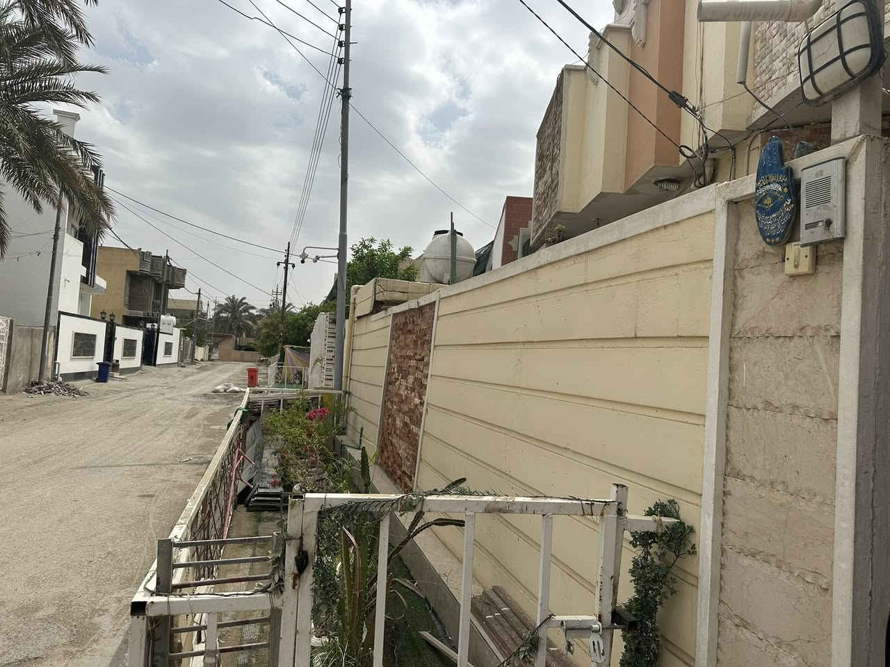 دار للبيع المكان حي الوحده طابو صرف
المساحه 210
الطابق الاول يتكون من استقبال 7\4
هول معزول 5/4
مطبخ حار بارد 7/4
صحيات داخليه وحمام 
الطابق الثاني كما موضح بالصوره شغل تركي سندويج مغلف داخل وخارج 
الطابق الثاني 2 عرف نوم 6/5
هول كبير 
مغاسل كامله 
مخزن 
البيت شغل درجه اولى 
السعر 180 خصم 
***********
***********
