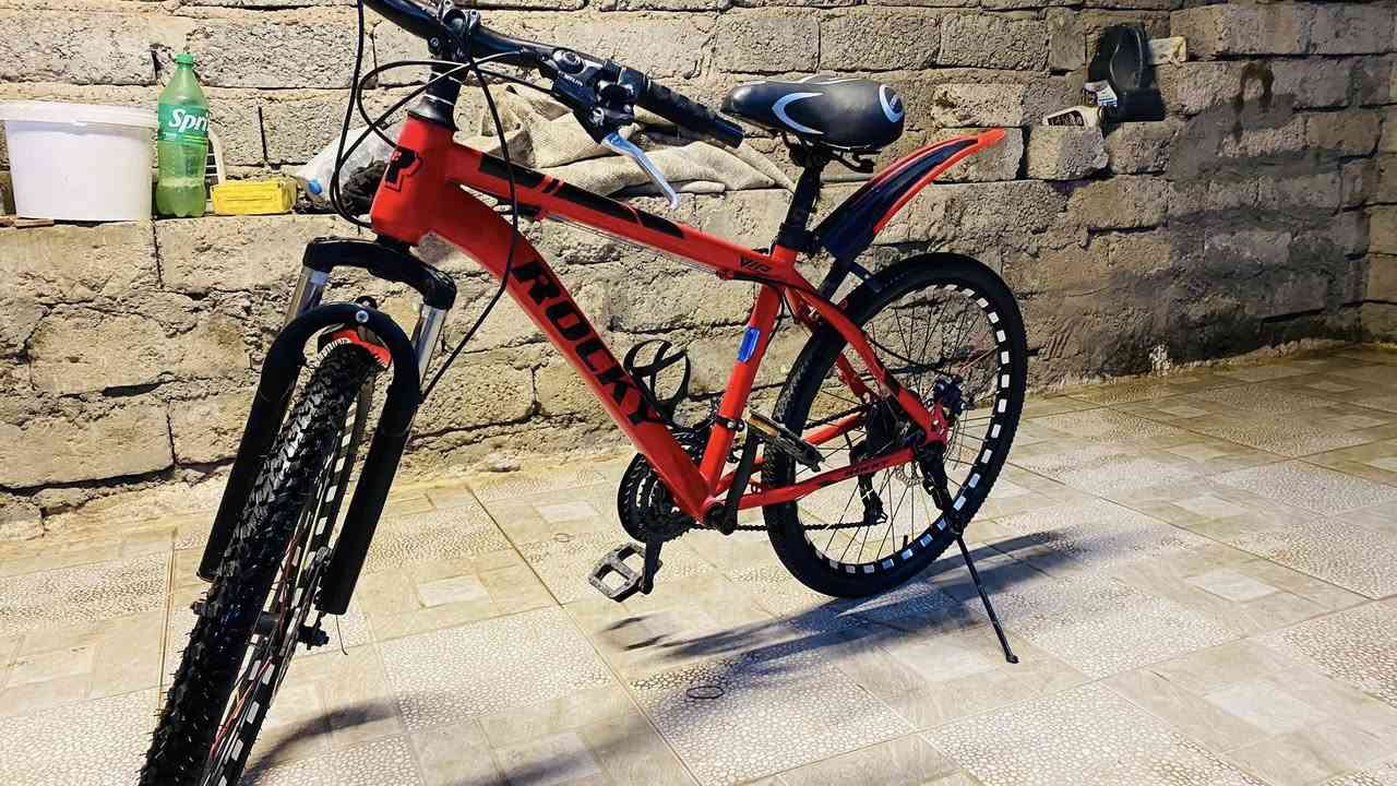 بايسكل للبيع حجم 24 وجديد  السعر 75الف وبي مجال شي قليل    رقم الموبايل ***********
