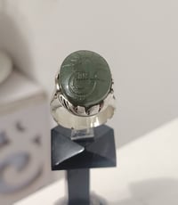 خاتم من حجر اليشم اليماني الطبيعي صياغه ثقيلة وجميلة فضه عيار ٩٢٥ نقش ...