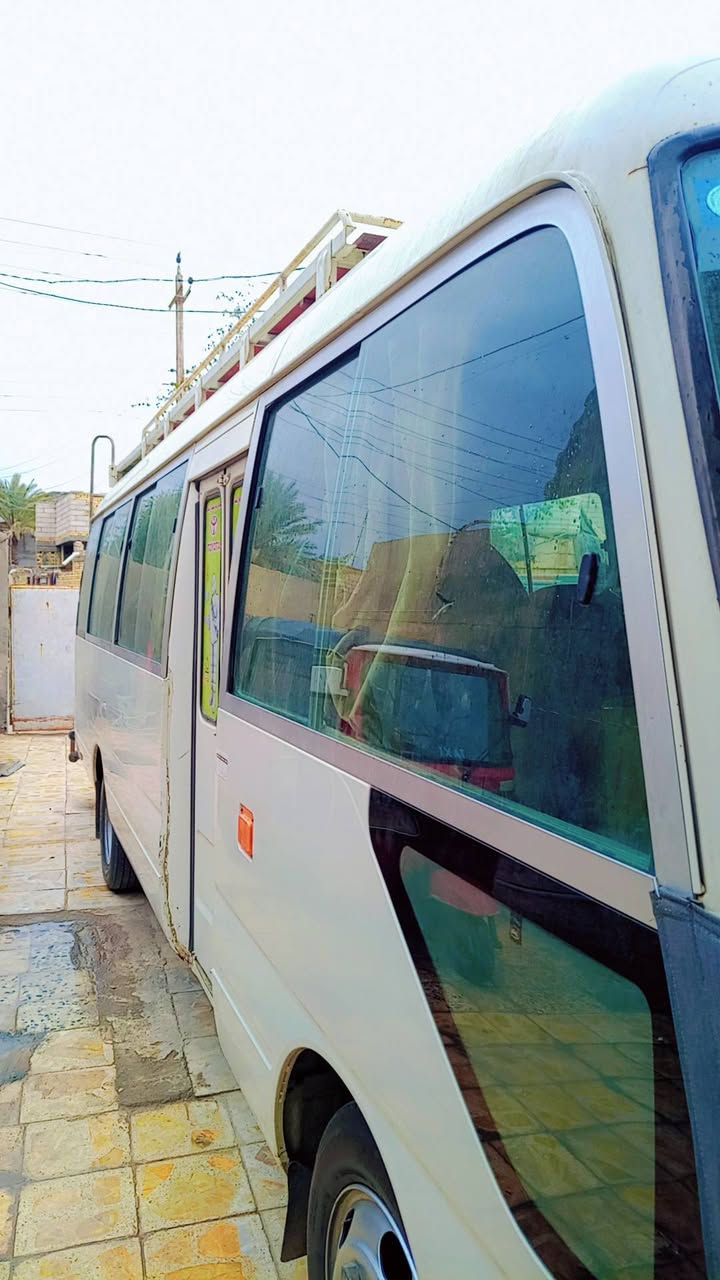 كوستر مديل 15 سياره فول جوبلس اصل 
سله داخليه حاكيه
محرك وكير واكسل وطخم تاير تبريد تتدفئه كله شرط منظومة غاز كشن استاركس رقم بغداد انكليزي مصفره من كلشي باب كهربائي 
بيها شويه صبغ يم الدرج سياره جاهزه 
السعر 345 وبيها مجال 
مكان ناصرية قضاء الغراف 
***********
