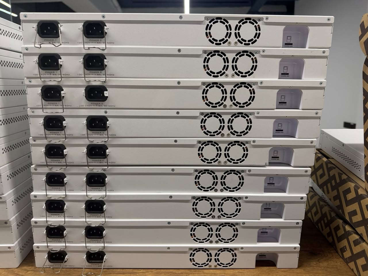 توفر لدى مكتبنا 
كلاود كور 1009 بلص نضافته 100‎%‎كمية مفتوحة سعر القطعه 550 الف
كلاود كور 1009 عادي سعره 375الف
كلاود كور 1016 بالكارتون سعره 700 الف
كلاود كور 1016 كل بورتاته sfp بالكارتون 500 الف
يوجد لدينا توصيل لكافة المحافظات 
***********
