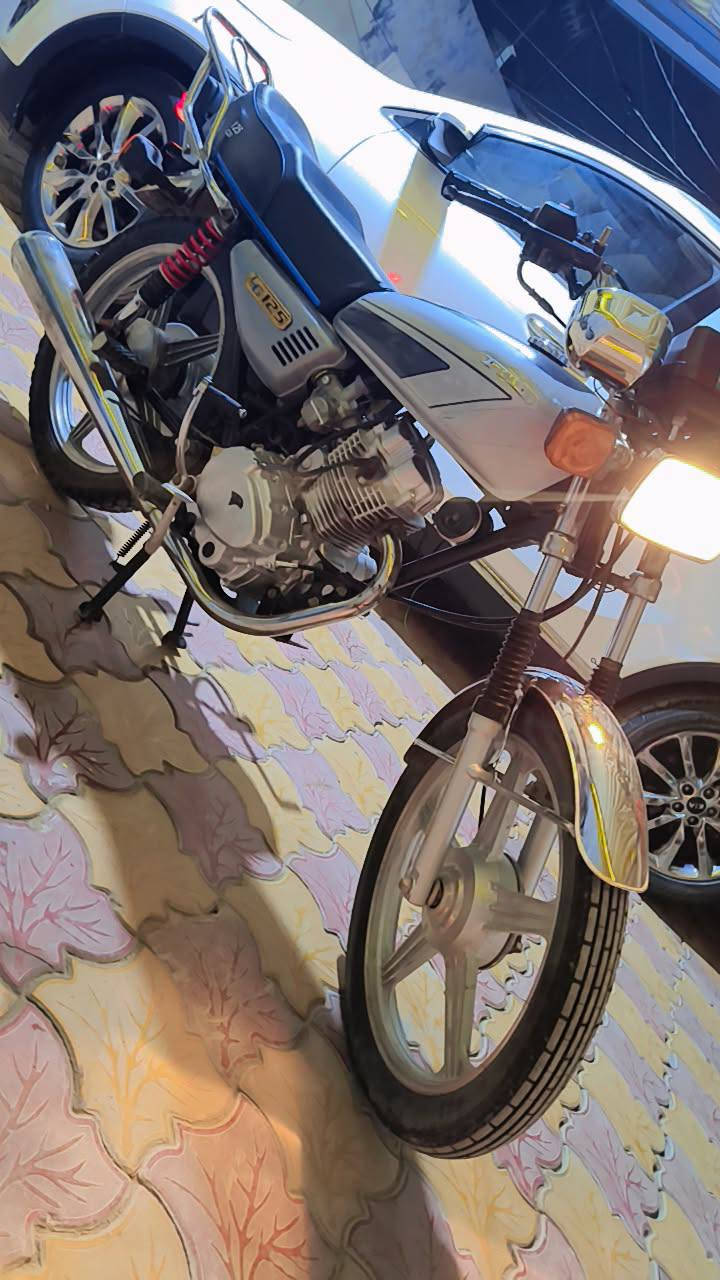 السلام عليكم دراجه بارت للبيع كامله اصولي كلشي شغال موديل 17 تعمير 26 نگره سلف 5نمر دراجه شلعه ومعدل كلش حلوه والنضافه شوفة عينك التفيده يتصل وبالخدمه(***********)
