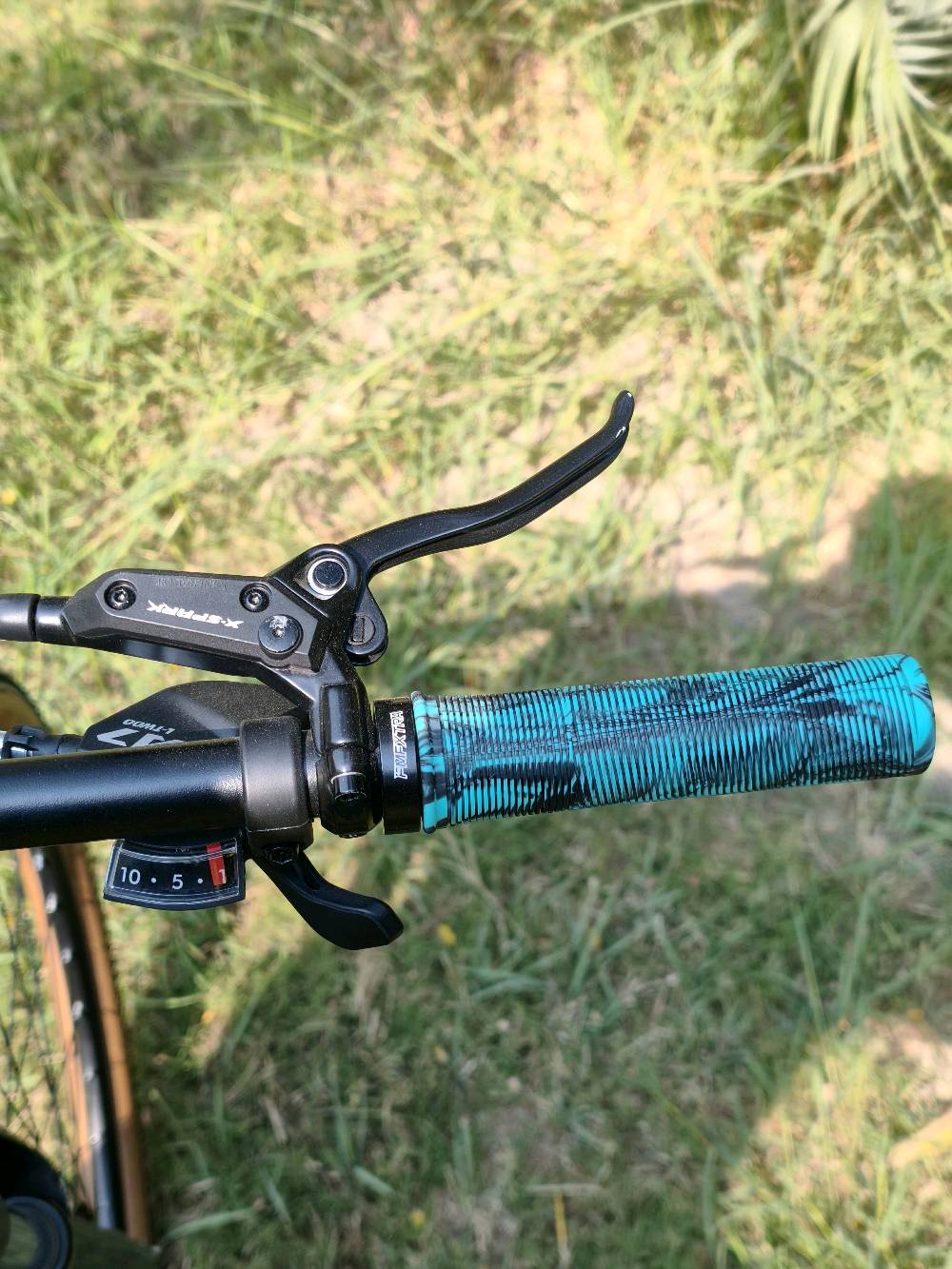 دراجة جبلية متطورة للطرق الوعرة. تتميز بهيكل بلون أصفر مشرق وتصميم يجمع بين الانسيابية والمتانة. مجهزة بمكابح قرصية قوية، ومغير سرعة متعدد المستويات لتجربة قيادة محسنة على كافة أنواع الطرق. المقعد واسع ومريح مع نظام تهوية ودعم إضافي. فرصة رائعة لعشاق المغامرة.