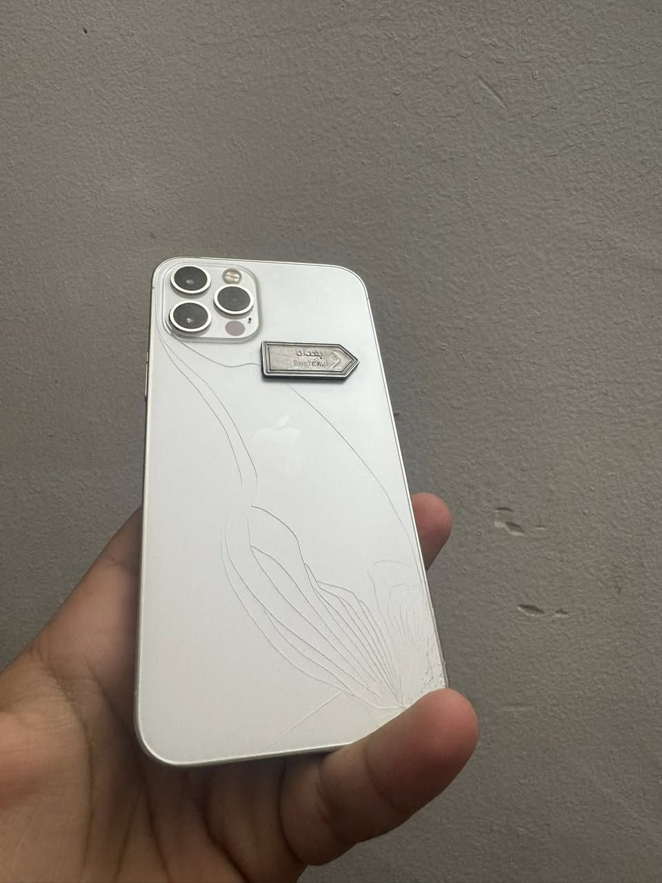 للبيع فقط 
ايفون ١٢ برو (فقط) 
ذاكره ١٢٨ 
بطاريه ٨١
جهاز مبدل شاشه اصليه (فيس ايدي شغال)
سعر ٢٥٠ مجال كلش بسيط
***********
