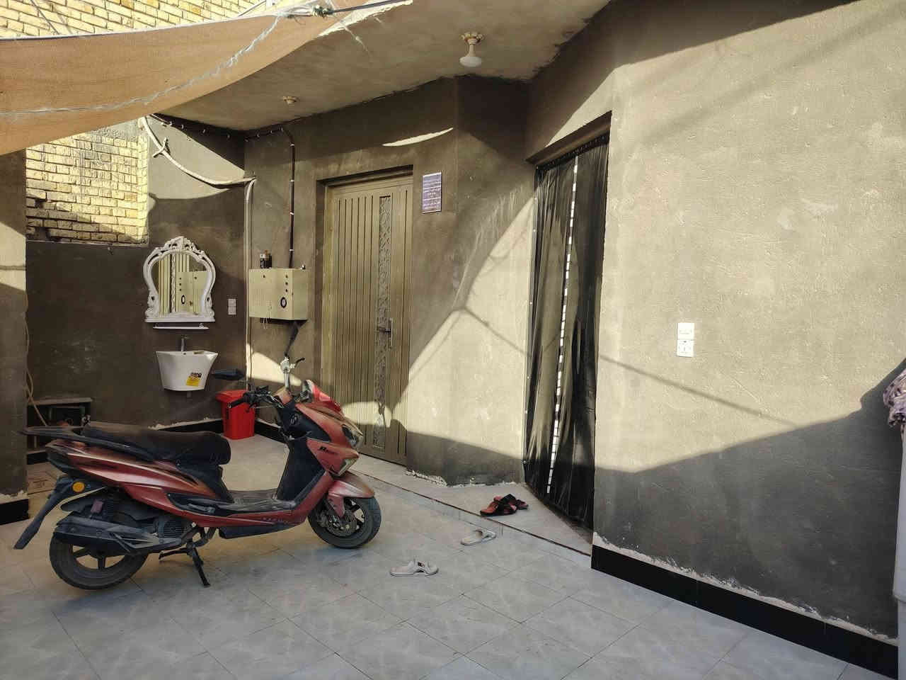 بيت زراعي للبيع ركن بيع او مراوس
المساحة ١٤٥  على شارعين
بي غرفتين وصالة ومطبخ و دوانية وصحيات ٢ ومخزن
البناء طابوك وصب بس الفوك فرمستون
خدمات كاملة ماء مجاري كهرباء جديدة وسحب
العنوان مستشفى التركي شارع صيدلية سما نهايت الشارع 
الشراي يخابرني ***********
