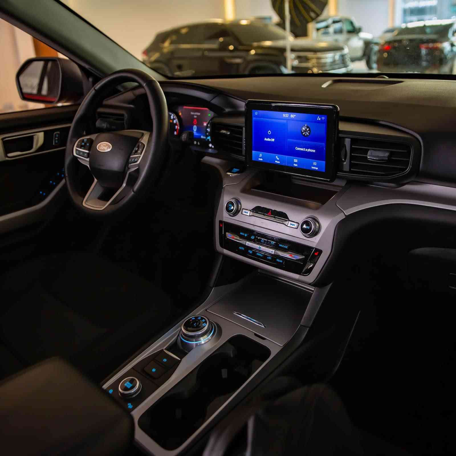 سڵاوتان لێبێت 
Ford explorer xlt 2023 
سەیارەکە تەنها ١٠،٠٠٠ مایڵ ڕۆشتووە گێڕ و مەکینە و کارەباییات بەشەرت سەیارەکە زۆر تازەو جوانە مەکینە ٢،٣ لتری ٤ بستۆنی تۆربۆیە دینار مەسرەفی تیا نییە تەنها چەمەلغی لای سایەق بۆیاخە ڕەسمی سۆنەرەکەیم داناوە و ڕەقەم شاصیەکەشم بۆ داناون خۆتان تاکیدی لێ بکەنەوە سەیارەکە ڕەقەم کاتییە و بەشەرتی ڕەقەم دەبڵ ئەکسلە 4wd 
مواصفات :
بزوێنەر و گێڕ (Mechanical)
• مەکینە: 2.3 لیتر 4 پستۆن (EcoBoost) بە تۆربۆ.
• هێزی بزوێنەر: 300 ئەسپ و هێزی کێشکردنی 420 نیوتن مەتر.
• گێڕ: 10 خێرایی ئۆتۆماتیک.
• سیستەمی پاڵنەر: چوار چرخ (4WD / 4x4) کە چەندین مۆدی لێخوڕینی هەیە (بۆ بەفر، قوڕ، لمی، و ئابووری Eco).
📺 تەکنەلۆژیا و ناوەوە (Interior & Tech)
• شاشە: شاشەی ناوەڕاستی گەورە بە قەبارەی 8 ئینج کە سیستەمی SYNC 3 لەسەرە و پشتگیری Apple CarPlay و Android Auto دەکات.
• شاشەی دۆشبوڵ: شاشەی زانیاری ڕەنگاوڕەنگ بە قەبارەی 6.5 ئینج لە پشت سوکان.
• کوشنەکان: 3 ڕیز کوشن (7 سەرنشین)، کوشنی پێشەوەی کارەباییە و هیتەری هەیە (گەرمکەرەوە)، سوکانیشی هیتەری هەیە.
• تەقینەوەی ئۆتۆماتیک (Remote Start): داگیرساندن لە دوورەوە بە سویچ یان لە ڕێگەی کارپێکردنی دوگمە (Push Button Start).
• سیستەمی فێنککەرەوە: سپلیت و تەجمیدی سێ ناوچەیی (Tri-zone climate control) بۆ ئەوەی سەرنشینەکانی دواوەش کۆنترۆڵی هەوای خۆیان بکەن.
🛡️ سیستەمی سەلامەتی و شۆفێری (Safety - Ford Co-Pilot360)
• ڕادار و حەساس: حەساسی دواوە و پێشەوە لەگەڵ کامێرای دواوە (Backup Camera).
• BLIS (ڕاداری خاڵی کوێر): ئاگادارکردنەوەی شۆفێر لەو ئۆتۆمبێلانەی لە تەنیشتن و نایانبینیت.
• Lane-Keeping System: سیستەمی گرتنەوەی هێڵی جادە و ئاگادارکردنەوە لە لادان.
• Pre-Collision Assist: برێکی ئۆتۆماتیک لە کاتی کتوپڕدا بۆ ڕێگری لە پیاکێشان.
💎 دەرەوەی ئۆتۆمبێل (Exterior)
• لایتەکان: لایتی پێشەوە بە تەواوی LED (دیزاینی واژۆیی فۆرد).
• ویل (رینگ): ئەلەمنیۆم قەبارە 18 ئینج (یان 20 ئینج ئەگەر پاکێجی Sport بێت).
• جامی دواوە: جامی ڕەش (Privacy Glass) شەریکە.
• سندوق: کارەباییە (Power Liftgate) بە سویچ یان دوگمە دەکرێتەوە.
نرخ:٢٣٢ وەرەقە و کەمێک مەجال
ژمارەی تەلەفون:***********
WhatsApp&Viber✅ السليمانية, العراق
