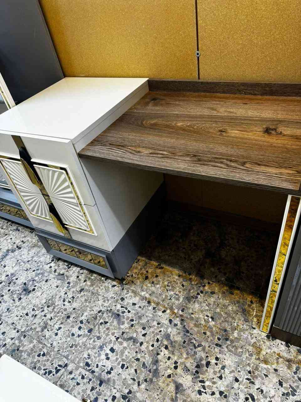 معرض اثاث الشكور غرفه نوم نفر للبيع نضافت الغرفه 100/100غرفه تتكون من كنتور تخت نفر+دوشك+ ميز دراسة وميز توليت غرفه ماركه لون مميز السعر خاص*********** واتساب عنوان موصل قادسيه قرب ملعب المواج ملاحضه نستقبل جميع انواع الغرف
