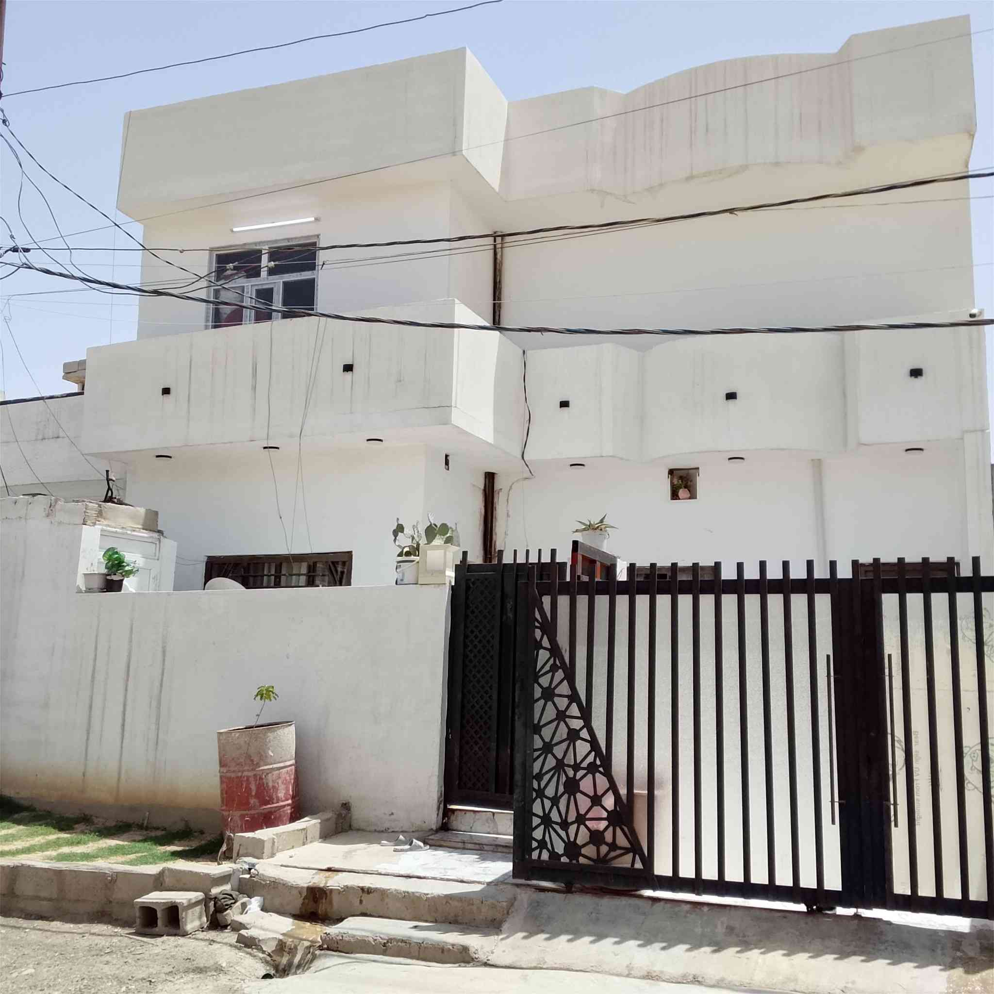 السلام عليكم بيت للبيع طابقين المساحه 150متر فول بناء حديث فول سيراميك فول سقف ثانوي فول البيض اربعه غرف نوم البيت جاهز خدمات كهرباء وماي قرب الشارع سايدين كوباني السعر75 بيها مجال للطيبين 
***********///***********

