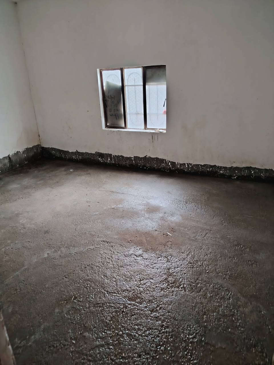 بيت للبيع شارع 80قرب شركت المي مجاور مجمع السلام السكني يحتوي البيت عله عرفتين نوم  صاله  او مطبخ او طارمه او حديقه او مساحه بيت 300متر او يحتو كهرباء او مي اسلاه او مولد او صطح ام طبك او كامل او ستاره السعر 18او بي مجال الرقم ***********
