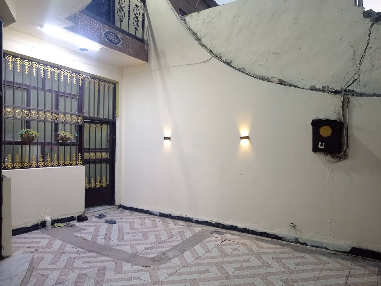 السلام عليكم
البيت البيع المساحه 200 متر طابو زراعي ٢٥ مشمول بل تطويب مستلم وصل موقع البيت قريب مطعم بغداد فرع البنزين خانه موقع منتاز عله ساحه  التقيه الثالثه
يتكون من 4غرف نوم  صاله كبيره عدد2 استقبال مطبخ مناور عدد 2 مجمع صحيات عدد 3 دخليه وخارجيه منور عدد 2 بناء حديث سعر البيت 140 رقم الموبايل
 ***********
***********
