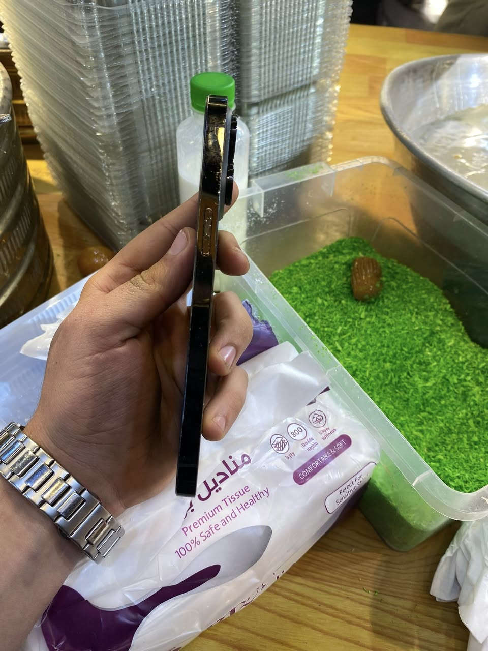 السلام عليكم ايفون 14برو ماكس مبدل بطاريه وضهر كله شغاله فيس ايدي سماعات صوت سيمكارت كامرات جهاز مفول بطاريه 100قفل 650
