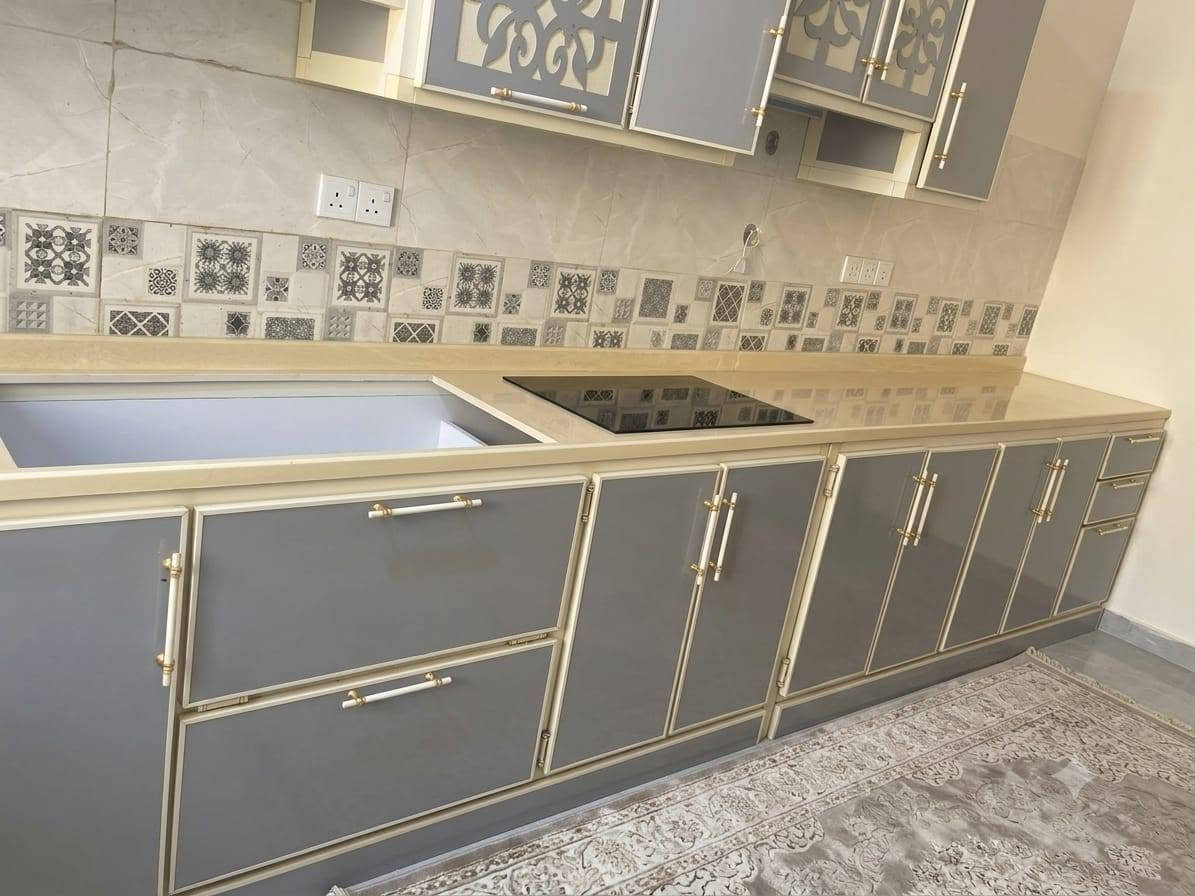 كاونتر مرمر تصميم كله تركي درجه اولى طوله 6 متر
وعرض السنك متر و20 رايده
 ب مليون و 3oo استعمال كلش قليل وبعده
بحالة الجديد مكاني الزبير الجمهوربه الثانيه ***********
