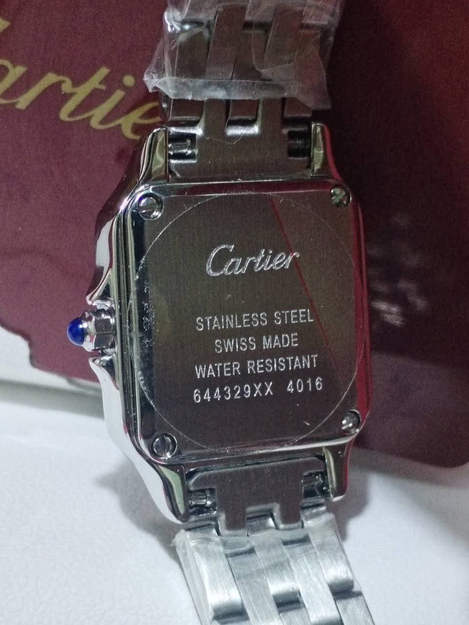 العنوان: ساعة كارتيير (Cartier) موديل بانثير - هاي كوبي درجة أولى ✨
الوصف:
لعشاق الأناقة والقطع المميزة، متوفرة الآن ساعة كارتيير بانثير (Panthère de Cartier) بتفاصيل دقيقة جداً ومقاربة للأصلي:
​الوزن: 58 غرام، وزن مثالي يحسسك بجودة المعدن وثباته على الإيد.
​التصميم: إطار مربع كلاسيكي مع البراغي الظاهرة اللي تنطي فخامة استثنائية للموديل.
​الدقة: تحتوي على التوقيع السري لكارتيير داخل الرقم 10 (Secret Signature).
​المادة: ستانلس ستيل (Steel) مقاوم للصدأ وبتشطيبات ناعمة.
​الماكنة: نظام كوارتز دقيق جداً وعملي.
​التفاصيل: سوار مفصلي مرن وقفل فراشة (Butterfly Clasp) محفور عليه شعار الماركة.
​الحالة: جديدة تماماً (Zero) ومغلفة بالنايلون لحمايتها.
​السعر: [ 100000 ]
التواصل : ( *********** ) واتساب .
التوصيل: متوفر لكافة المحافظات 🚚
