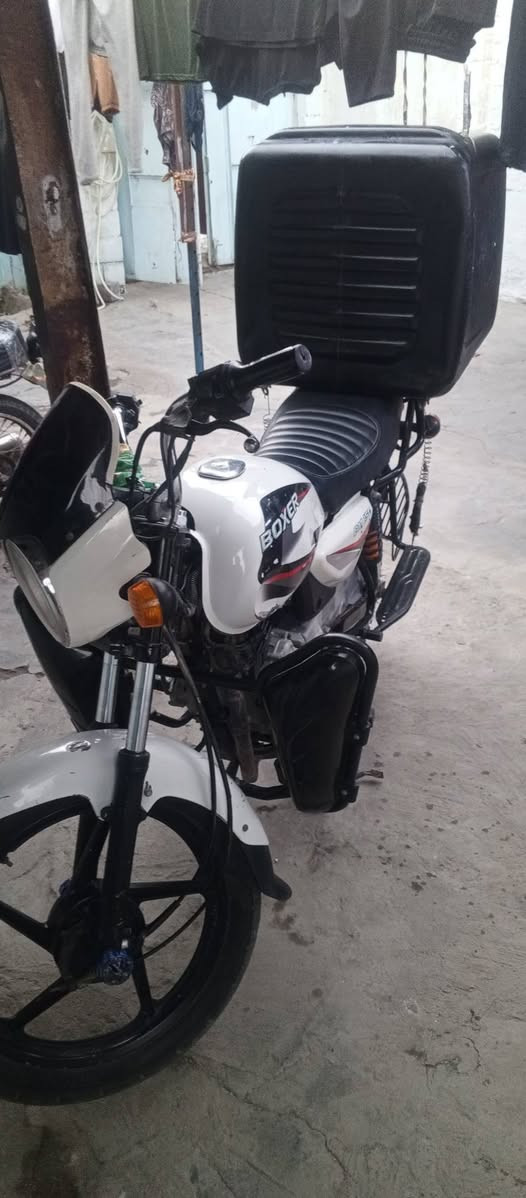 بوكسر نثيه موديل 20 محرك مكفول كفاله عامه مكاني كحلاء سعره 1500 وبيه مجال ***********
