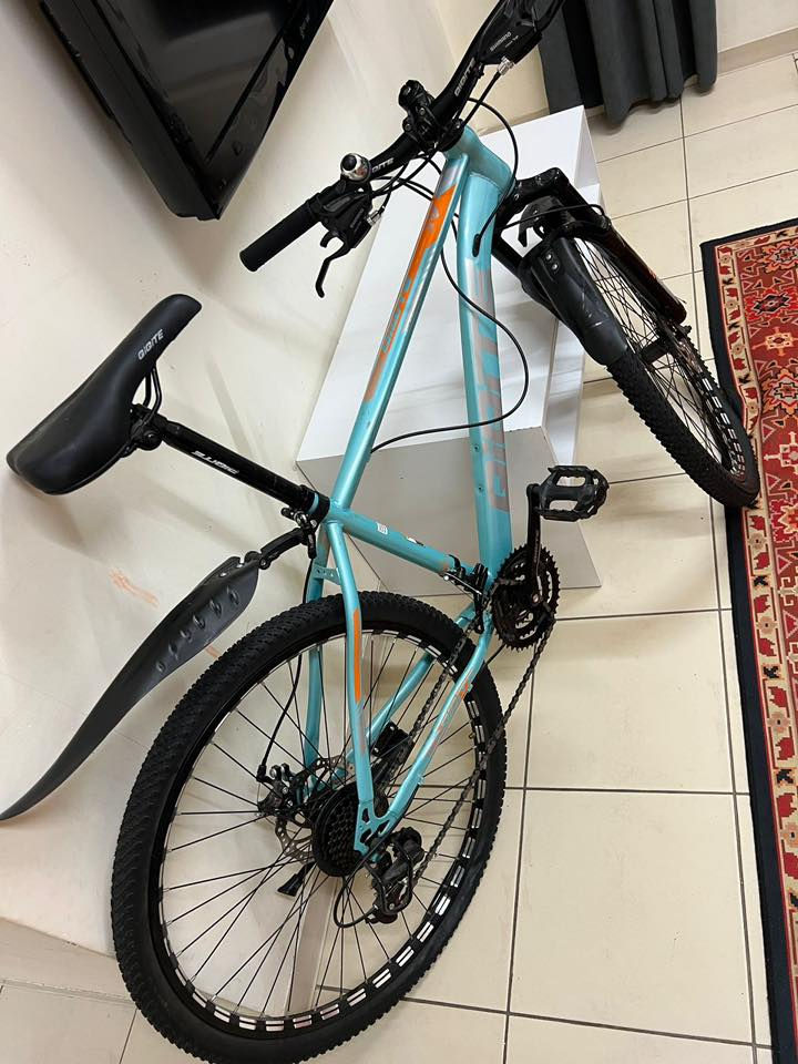 للبيع: باسكل جبلي (Mountain Bike) نظيف جداً بحالة ممتازة 🚲
• النوع: باسكل جبلي (MTB) بتصميم عصري وألوان مميزة (تيفاني وبرتقالي).

• الهيكل (القماري): ألمنيوم خفيف الوزن ومتين جداً.

• نظام السرعات: شفتات شيمانو (Shimano) أصلية، تبديل نمرة سلس جداً (أمامي وخلفي).

• المكابح (البريكات): نظام ديسك بريك (Disk Brakes) أمامي وخلفي لاستجابة سريعة وقوية.

• التايرات: بحالة ممتازة، النقشة واضحة وجاهزة للمشي الطويل.

• الإضافات: يحتوي على "مدقات" (Mudguards) أمامية وخلفية للحماية من الطين، وجرس تنبيه، وقاعدة مطارة.
حالة الدراجة نظافة 100%

• التبديلات والبريكات كلها شغالة 100%.

السعر: [110] (بي مجال كلش للشراي )
***********
