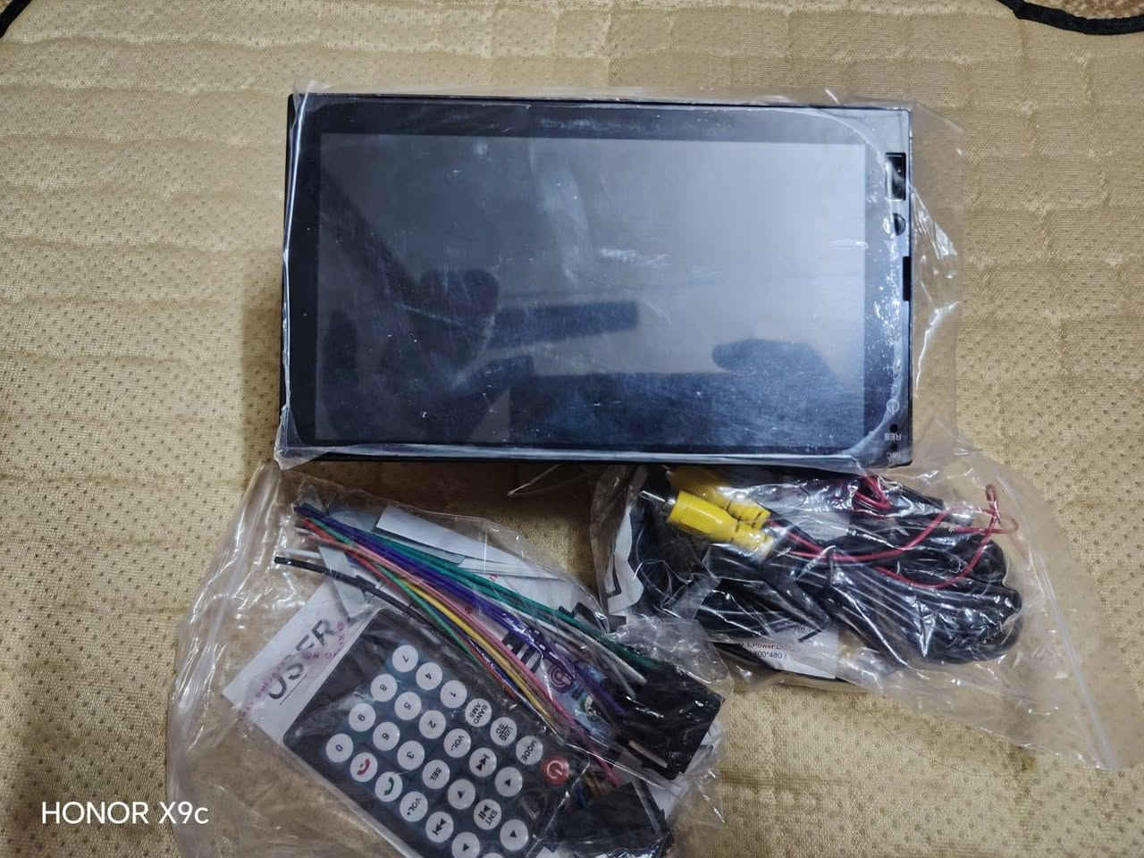 شاشه  سياره 7انج جوكر كامل ملحقاته كامرة خلفية ريمونت MP5/وسائط متعددة للسيارة مع بلوتوث. 
الميزات: يدعم شاشة تعمل باللمس، راديو FM، مدخل AUX، ومنفذ USB. 
الوظائف: يدعم الربط مع الهاتف (MirrorLink) وتشغيل الموسيقى وإجراء المكالمات بدون استخدام اليدين. 
الملحقات: يأتي مع جهاز تحكم عن بعد (ريموت) وأسلاك التوصيل الخاصة به.


**إذا كنت صاحب هذا الإعلان وتريد حذفه لأي سبب، رجاءا أرسل رسالة إلى الدعم الفني**