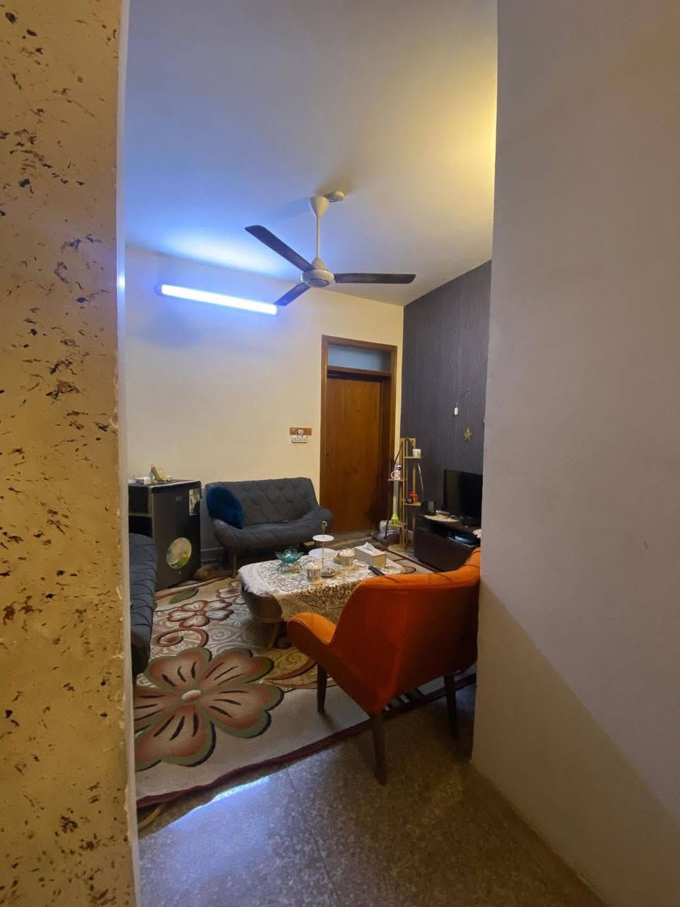 دار للبيع في 🤏🏻 حي الإعلام / الشباب / المربع الذهبي 
مساحة 100م 

واجهة 5    ونزال 20 
طابو ملك صرف 

يحتوي على : صالة ومطبخ وخدمات و4 غرف نوم

للإستفسار إتصل على ( ‭0770 263 8124‬ )
