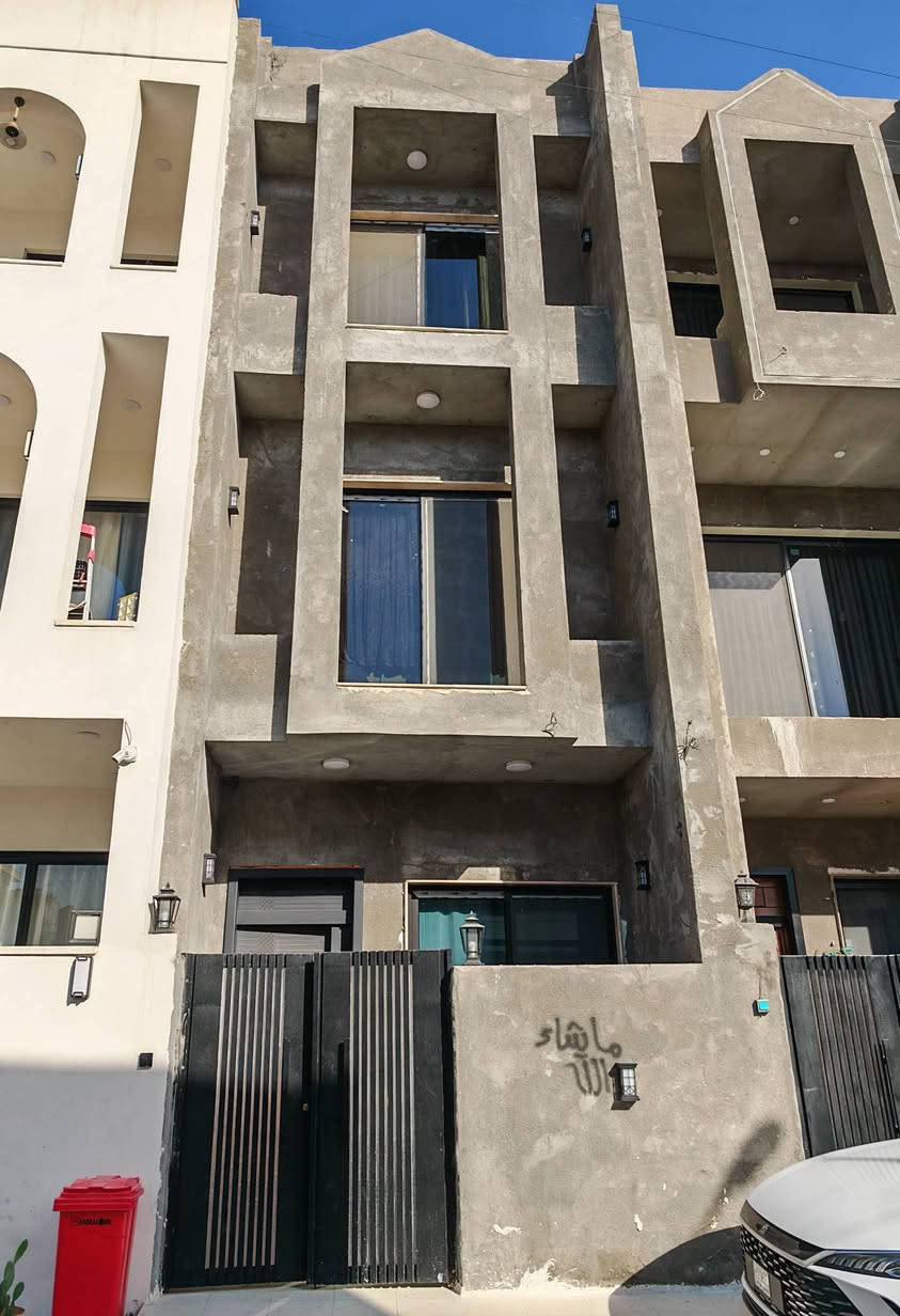 🏡 بيت للبيع – بناء حديث درجة أولى ✨

📍 الموقع: زيونة – محلة 718
🏗️ سنة البناء: 2026
🏠 تصميم مودرن وتشطيبات راقية

📐 المساحة: 110م
📏 الواجهة: 4.40م
📏 النزال: 25م

🔹 يتكون من 3 طوابق
🔹 يحتوي على 5 غرف نوم
🔹 6 حمامات
🔹 3 مطابخ
🔹 4 غرف بنظام ماستر

✨ بيت مميز بمواصفات عصرية وموقع قريب من جميع الخدمات

📞 للتفاصيل أكثر الاتصال:
***********
