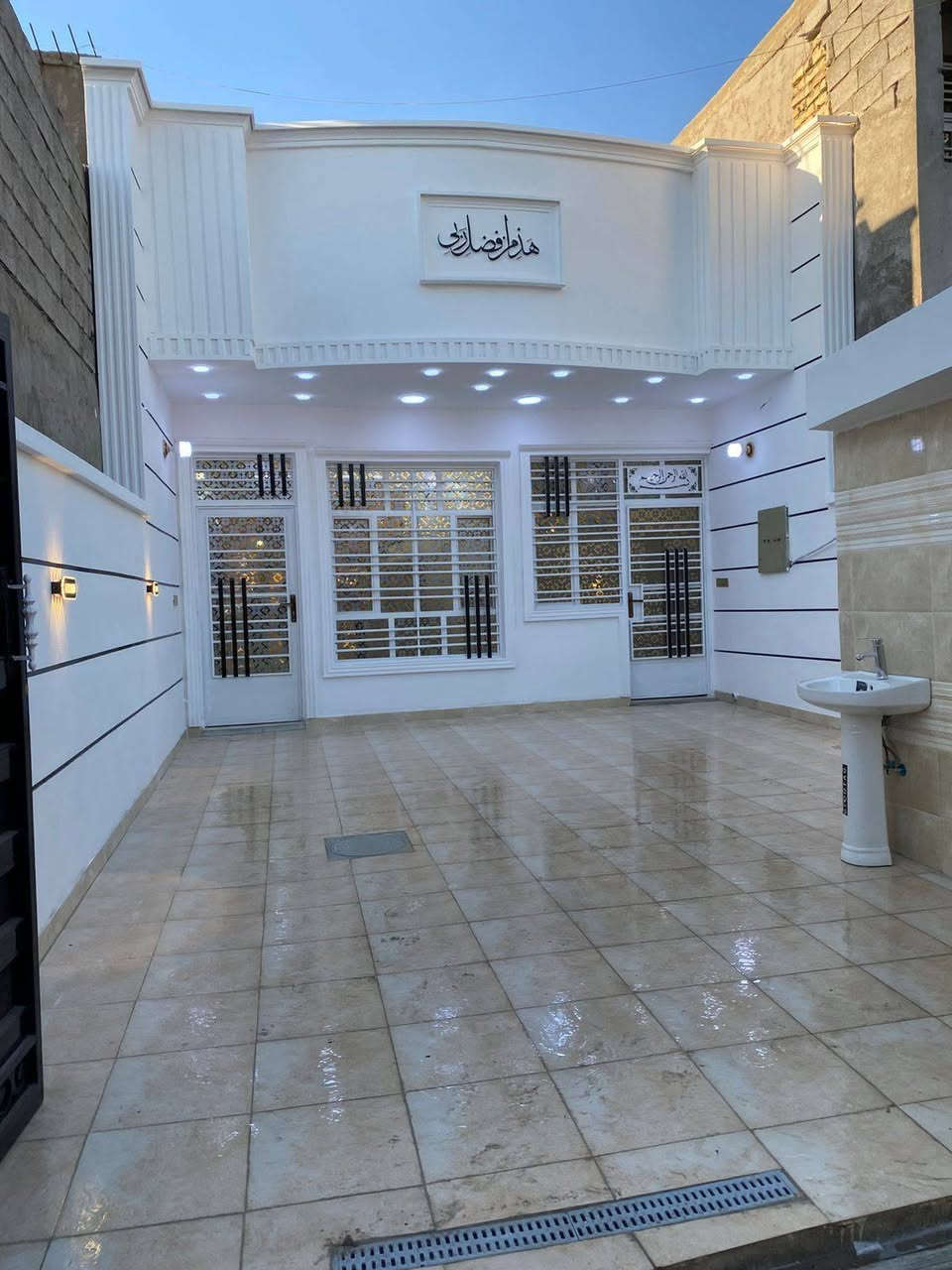 السلام عليكم
@دار للبيع سعر ٨٥ وبي مجال بسيط
المساحه 150 متر الواجهه 6 ونزال 25
عقد زراعي ١١٧ بناء طابوك جمهوري
المكان بغداد بوب شام زراعي بيت ضيفان 
البيت قاط ونص يحتوي على ستقبال و مطبخ وصحيات غرف نوم العدد 2 

خدمات كامله 

الاستفسار على👇
***********
***********
