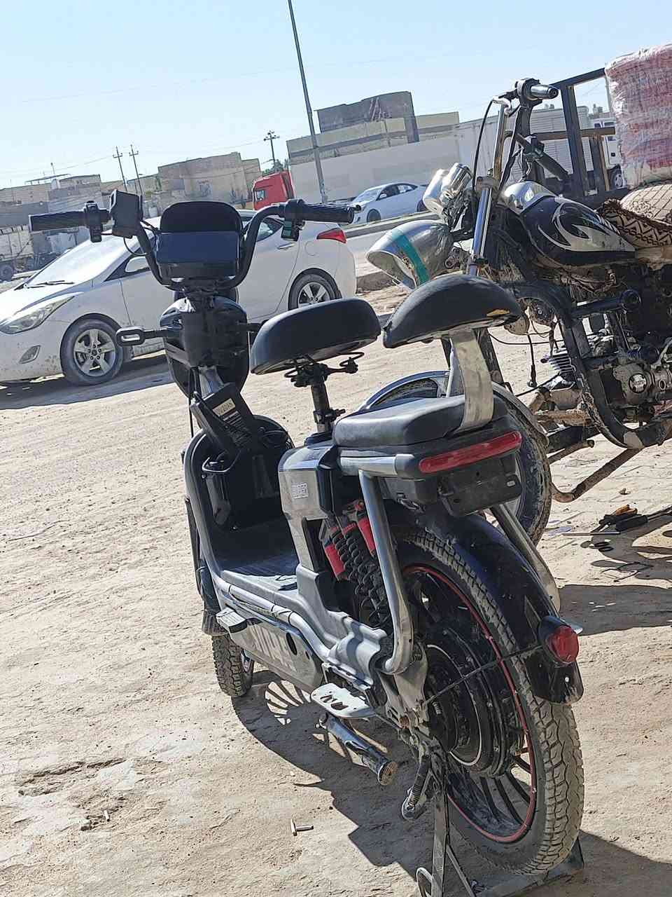 السلام عليكم دراجه شحن للبيع موديل 2025 دراجه نضيفه كامله تمشي 60 سرعته السعر 350 وبيه مجال مكان نجف عسكري شارع السبيس رقم الهاتف *********** 😉
