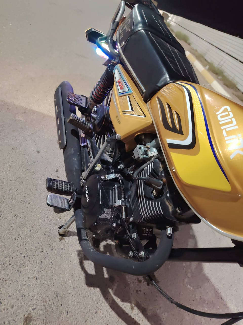 للبيع موطور سونك موديل 2025محرك 200cc دراجه جاهزه من كلشي اي نقص مابيها جديده 
بمعنه الكلمه بدون اوراق مكفوله من السرقه دراجه مال جمعيه السعر 800 وبيهه مجال مكان الرمادي 5كيلو اي استفسار تصال علا الرقم التالي  ***********.     @إشارة
