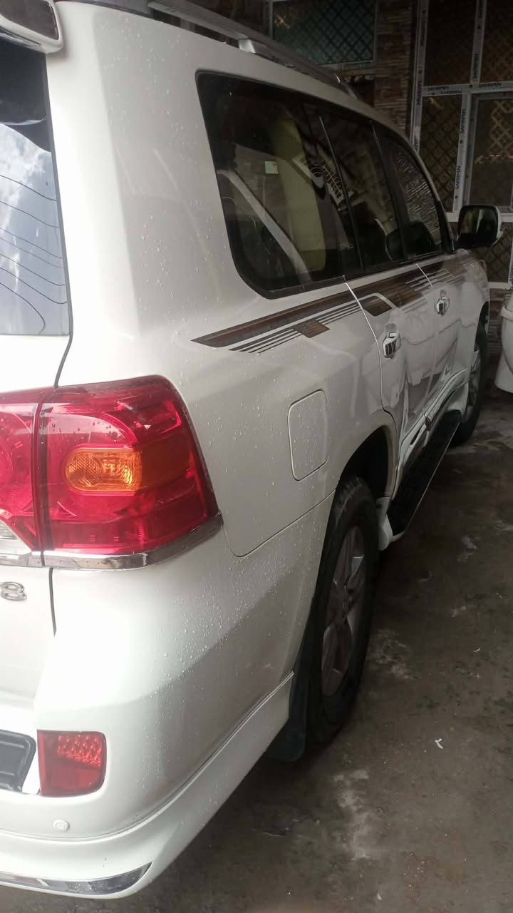 لاندكروزر موديل 2013 رقم شمالي باسمي السيارة من كير ومكينه وحدادية تخم تاير السيارة شاشة بلتوث كشنات جلد كشن كهرباء كشن وتدفئة داخل صاج فورويل السيارة فتحة رادرات اربع جهات كامرة دورارا لايت زنون زراك لايت مري شفط اشاير بلمري ثلاث قطع تبريدحساسات خلفيه ثمانية سلندر السيارة VXR معروضة ثلاث شدات وسبعون ورقة وبية مجال مكان السيارة بابل خلف كراج الموحد ***********
